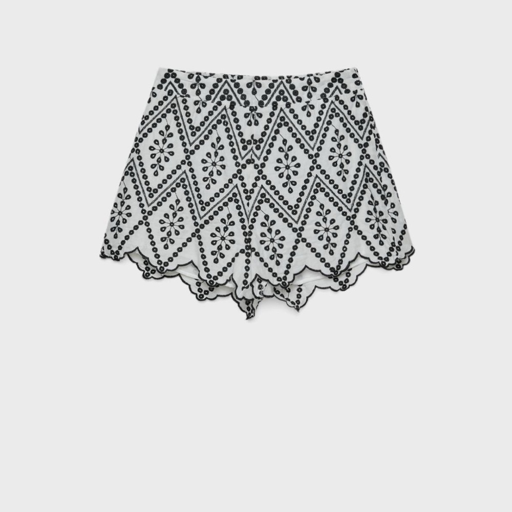 Scalop detail shorts with Contrast Embroidery from Stradivarius - Picture 2 of 12